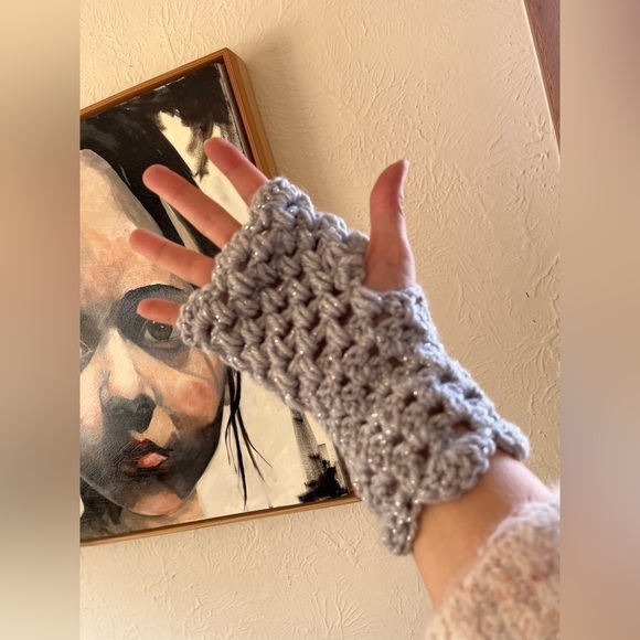 “ICE CASTLES” CROCHETED FINGERLESS GLOVES AND EAR WARMER SET - Picture 4 of 9